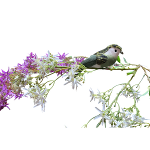 Groene kunstvogel met kleurige kunstbloemen in wit en paars, decoratief arrangement