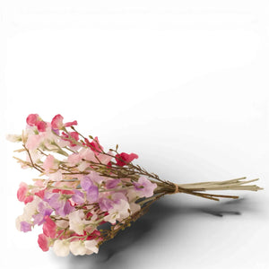 Boeket kleurrijke kunstbloemen in roze, lila en wit op witte achtergrond bij WinQ