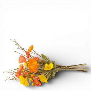 Boeket kunstbloemen in oranje en geel op witte achtergrond, WinQ interieurdecoratie