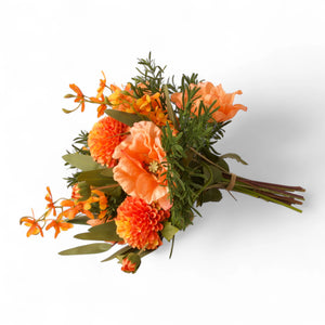 Liggend gefotografeerd Gebonden zomers boeket kunstbloemen in oranje met onder andere Papaver en Dahlia - WinQ
