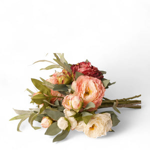 Liggend boeket kunstbloemen pioenrozen gebonden met eucalyptus - WinQ