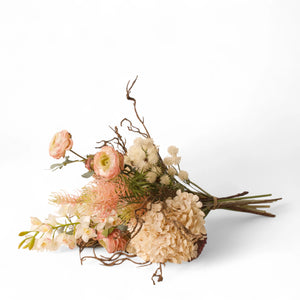 Gebonden boeket zijden bloemen met diverse bloemen waaronder Pioen Cymbidium in de kleuren roze en crème -WinQ