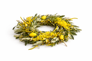 Voorjaarskrans van olijftakken met gele kunstbloemen zoals tulp en mimosa - WinQ