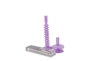 2 glaskandelaren in de kleur lila met een verpakking met 2 led kaarsen in de kleur stone en een afstandsbediening