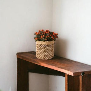 Plantenmand abaca hoogte 23cm diameter 22cm op houten tafel