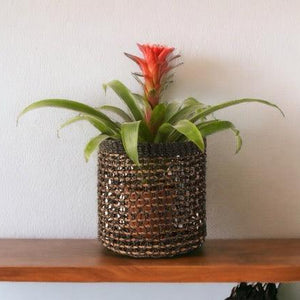 Plantenmand zwart met naturel  geknoopt van abaca met plant