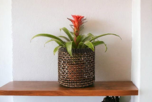 Plantenmand zwart met naturel  geknoopt van abaca met plant