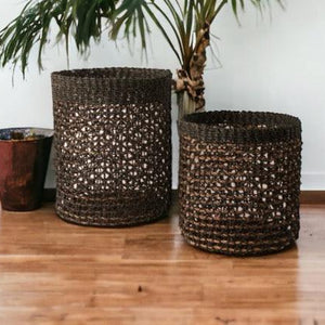 2 maten abaca plantenmand  op een foutenvloer met een plant