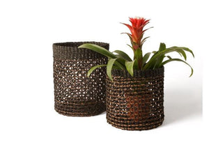2 gevlochten manden van Abaca  één met mand