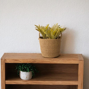 Plantenmand Abaca Handvat Naturel 30x25cm met een varen op houtenkastje voor een witte muur