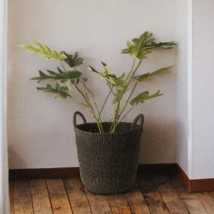Planten mand Abaca met handvat 33x29cm met groene palm op houten vloer voor een witte muur