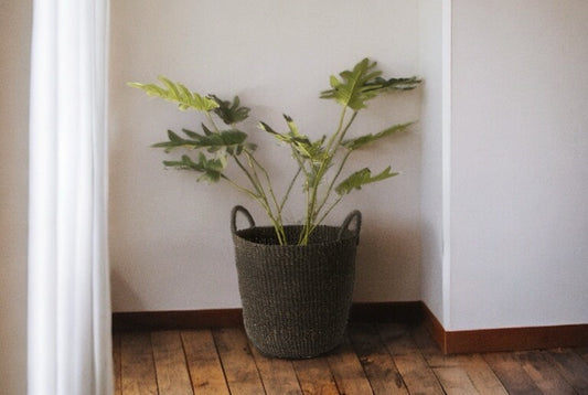 Planten mand Abaca met handvat 33x29cm met groene palm op houten vloer voor een witte muur
