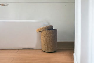 Opbergmand Abaca 35x45cm Beige met deksel in een badkamer op een houten vloer