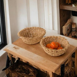 2 x Bowl Abaca Bloem Naturel 25cm met fruit op tafel in een keuken