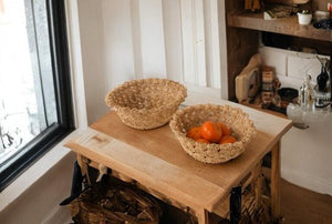 2 x Bowl Abaca Bloem Naturel 25cm met fruit op tafel in een keuken