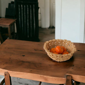(fruit) mand abaca diameter 20cm met mandarijnen iop een houten tafel