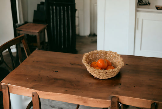 (fruit) mand abaca diameter 20cm met mandarijnen iop een houten tafel
