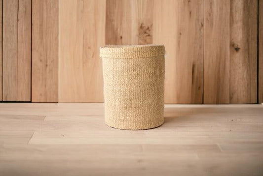 Opbergmand Abaca 25x35cm Off white op een lichte houten floor met een houten achterwand