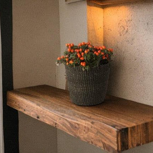 mand abaca zwart met handvaten 26x20cm met platje op een plank aan de muur 