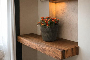 mand abaca zwart met handvaten 26x20cm met platje op een plank aan de muur 