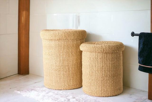 2 verschillende maten opbergmanden Abaca met deksel in de kleur off white  in de badkamer