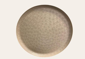 detail van bodem van decoratieschaal off white van binnen  met gravering 50cm - WinQ