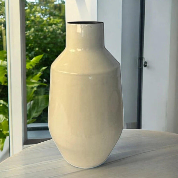 Sfeerfoto van een hoge vaas in de maat 19x34cm in een glanzende off white kleur met opening van 8cm - WinQ