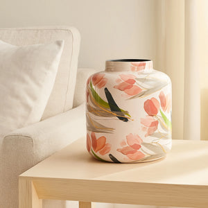 Metalen vaas in hoogglans wit met een print van rood, roze en oranje tulpen in de maat 20x23cm op een tafel voor een openbaar - WinQ