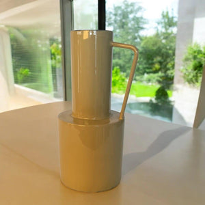 metalen vaas in de vorm van een kan met een handvat  in hoogglans beige 15x32cm voor kunstbloemen op een tafel - WinQ