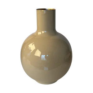 Grote vaas van metaal met een glanzende afwering in de kleur honing in de maat 23x30cm - WinQ
