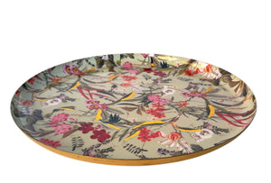 Royale schaal van metaal met een diameter van 40cm met groene basis en vrolijke bloemprint in rood en roze tinten en een opstaande rand van 2,7cm in mat goud - WinQ