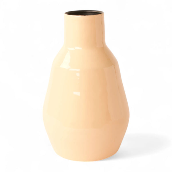 Productfoto van een metalen vaas in hoogglans beige met een hoogte van 20cm en een diamater 18cm en bovenzijde 10cm - WinQ