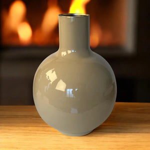 Grote vaas van metaal met een glanzende afwerking in de kleur honing in de maat 23x30cm  op een tafel - WinQ