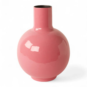 Bolvormige vaas metaal in fuchsia met diameter 23cm uitlopend aan de bovenzijde met een diamater van 7,5cm. Hoogte is 30cm - WinQ