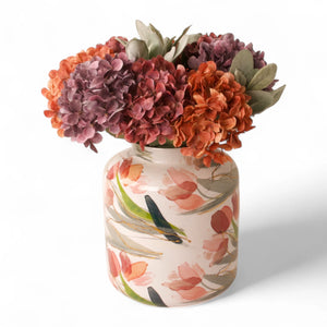 Boeket met hortensia in rood tinten gebonden met groen  op een metalen vaas met tulpen print- WinQ