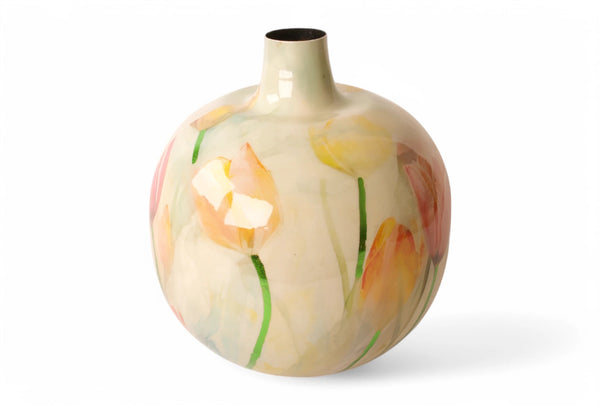 Een bolle vaas van metaal met een print van tulpen in diverse kleuren met een diameter van 26cm en een hoogte van 30cm met aan de bovenzijde een smalle opening - WinQ