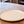 decoratie schaal diameter 40cm goud aan de buitenzijde en binnenzijde een gravering in het wit op een houten tafel