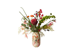 Boeket kunstbloemen gebonden in een roze, pink, paars arrangement bestaande uit diverse kunstbloemen, waaronder Ranonkel, scabiosa en Asparagus. Geheel gepresenteerd op een metalen hoogglans vaas met bloemmotief