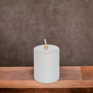 Metallic off white 7x10cm olielamp in een cilinder vorm op een houten tafel