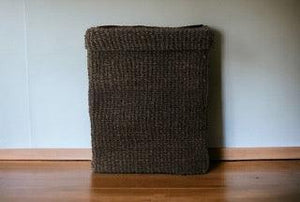 Opbergmand Abaca Vierkant 40x49cm Zwart op houten vloer voor een lichte muur