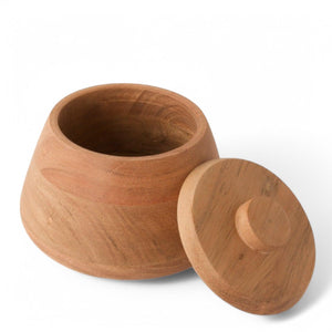 Voorraadpot van Acaciahout met een deksel diameter onder 15cm en hoogte 11cm op een plank voor  het raam