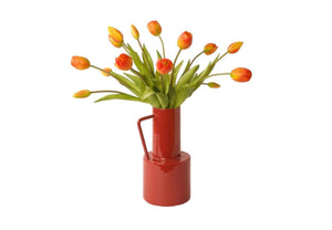 Boeket oranje kunsttulpen met groen blad op een oranje metalen vaas in model van kan - WinQ