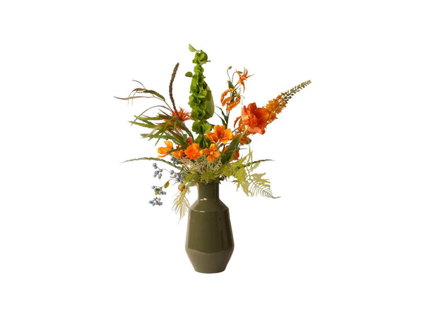 Plukboeket van kunstbloemen in eenoranje arrangement op een groene hoogglans vaas boeket met onder andere Eremerus Ranonkel, Dahlia en Tulp
