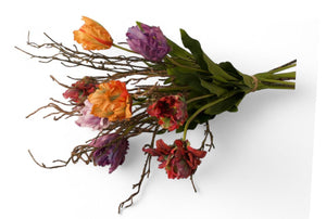 Gebonden liggend boeket met papagaaitulpen in rood, oranje, lila en paars gebonden met verschillende twijgen   - WinQ