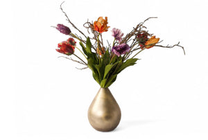 Gouden vaas met papagaaitulpen in rood, oranje, lila en paars gebonden met verschillende twijgen in een gouden vaas  - WinQ