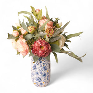 Defts blauwe vaas met kunstbloemen pioenrozen gebonden met eucalyptus - WinQ