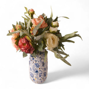 Defts blauwe vaas met kunstbloemen pioen rozen gebonden met eucalyptus - WinQ