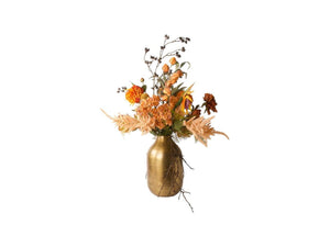 Boeket kunstbloemen met een knoop tak in bordeaux en rode gierstbessen, die zorgen voor een krachtige en elegante uitstraling. De frost bessen voegen een delicate winterse toets toe, terwijl de eucalyptus in rood en paars het geheel een eigentijdse twist geeft. Chasmantium en vingerhoedkruid op een goudkleurige hooglansvaas