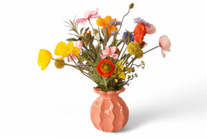 Plukboeket of veldboeket in diverse kleuren op een bijpassende zachte roze vaas met een hoogte van 60cm - WinQ