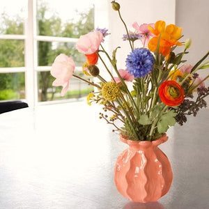 een plukboeket in multicolor met een zacht roze vaas met een hoogte van 60cm - WinQ